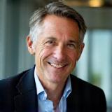 Portrait du CTO d'une ETI Industrielle, un homme d'une quarantaine d'années, souriant et confiant.